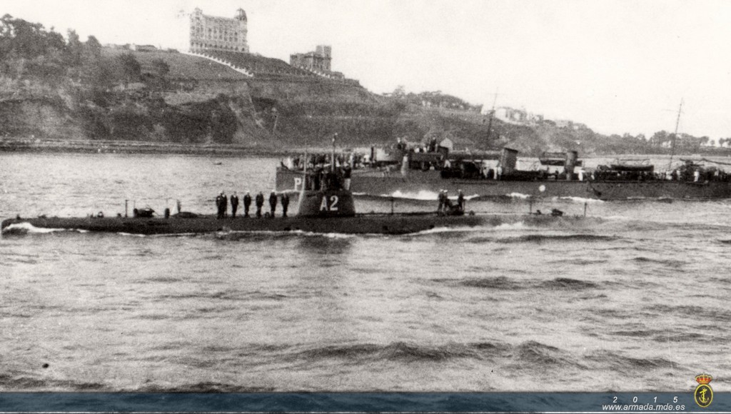 Submarino A-2 en Santander con ocasión del crucero que la Flotilla de Submarinos realizó alrededor de la península en verano de 1922.